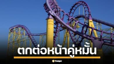 นาทีช็อก ว่าที่เจ้าสาวหลุดร่วงต่อหน้าหลังเครื่องออกตัวไม่กี่วิ ผลชันสูตรเบื้องต้น เสียชีวิตจากบาดแผลฉกรรจ์เหตุตกจากที่สูงราว 6 เมตร ตำรวจแจ้งข้อหาประมาท ทำคนตาย-ใช้เครื่องจักรเลินเล่อ เร่งสอบสวน