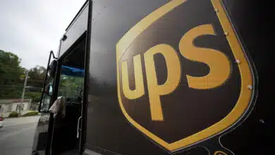 UPS ปรับแผนครั้งใหญ่ เตรียมปลดพนักงาน 20,000 คน – ปิดศูนย์กระจายพัสดุ 73 แห่ง หลังลดขนส่งสินค้ากับ Amazon ลงครึ่งหนึ่ง