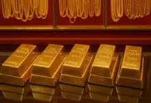 ทองคำแท่งบนโต๊ะ