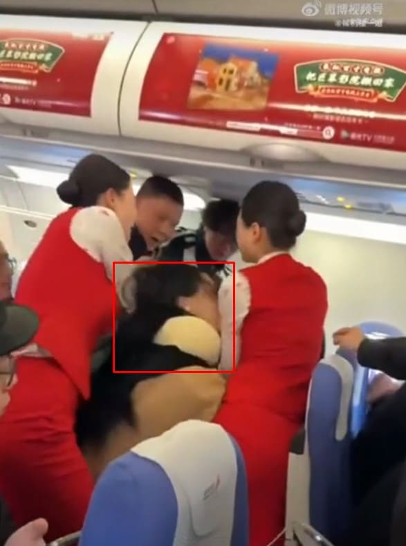 ผู้โดยสารคลั่ง กัดแขนแอร์