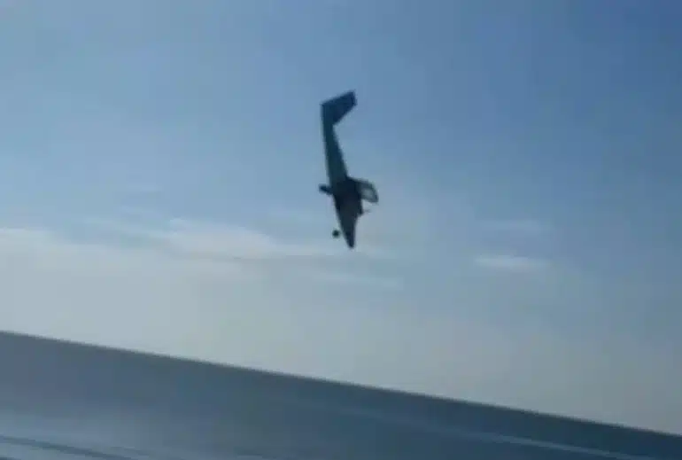 เครื่องบินดิ่งลงทะเล