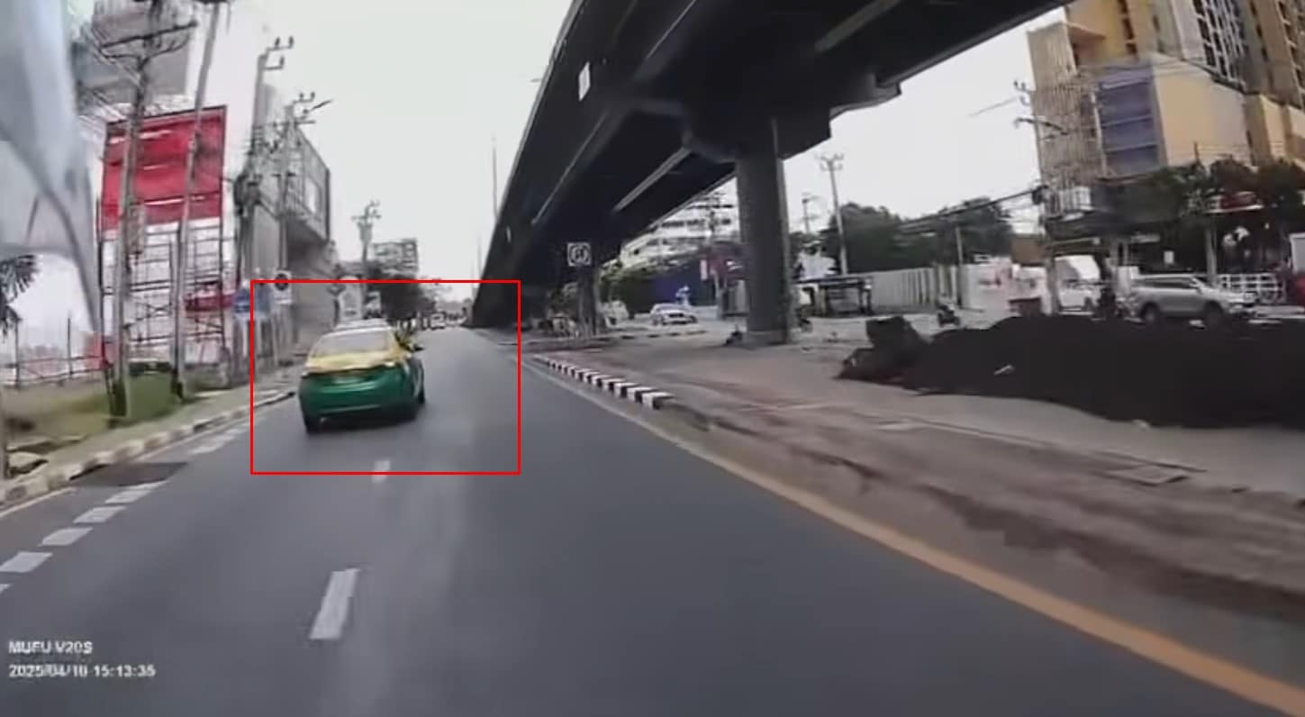 แท็กซี่พยายามเบี่ยงไปขวา