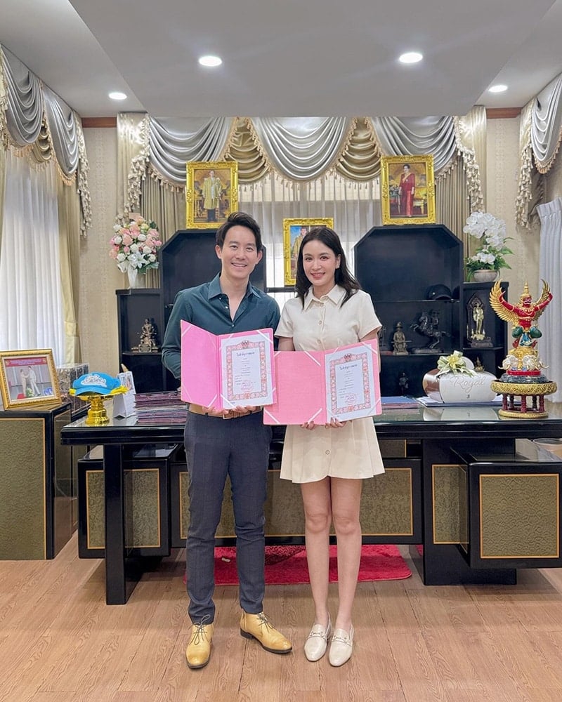 เบนซ์ ปุณยาพร ควงสามี แก๊ป วิทนาถ จดทะเบียนสมรส ถือฤกษ์ดีรักยืนยาว