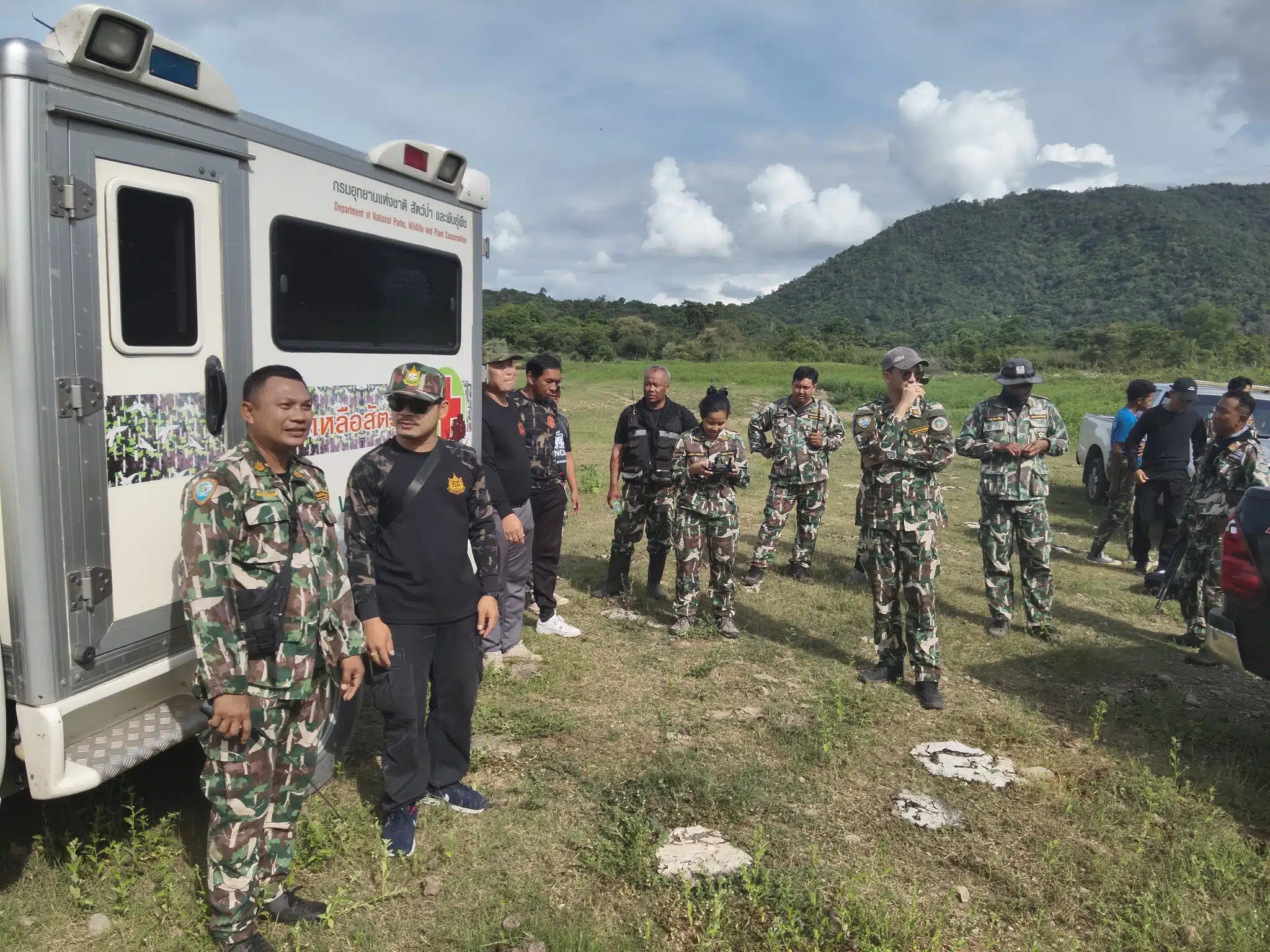 คนใจร้ายยิง ช้างป่ากุยบุรี 3.5 ตัน สิ้นใจสลด ชันสูตรพบ 5 รอยกระสุนฝังใน ทั้งงวง โคนงา ช่องท้อง และขาหลังด้านซ้าย 
