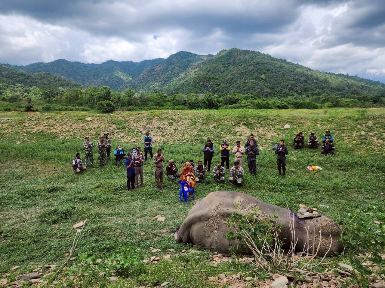 คนใจร้ายยิง ช้างป่ากุยบุรี 3.5 ตัน สิ้นใจสลด ชันสูตรพบ 5 รอยกระสุนฝังใน ทั้งงวง โคนงา ช่องท้อง และขาหลังด้านซ้าย