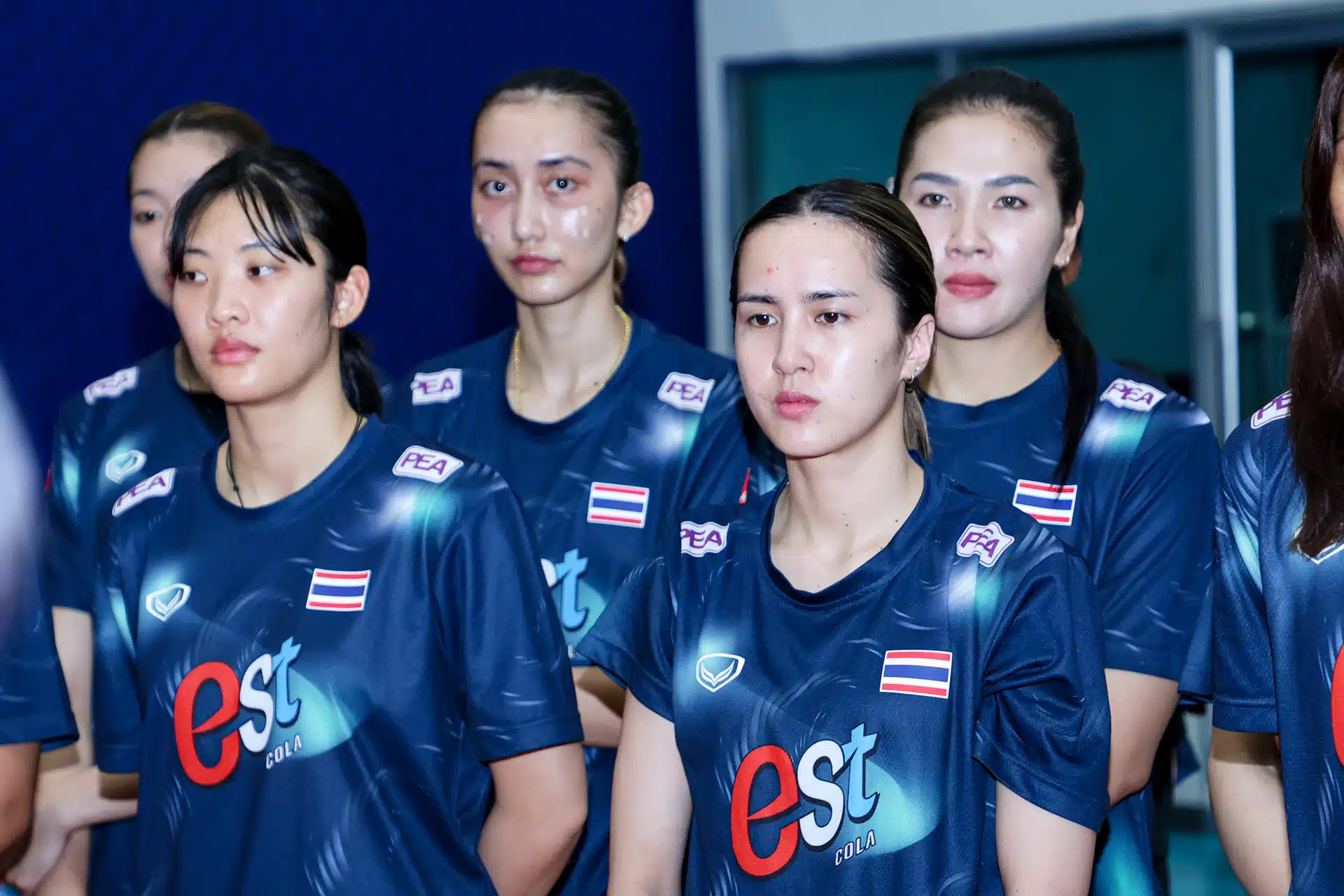 นักกีฬาฟังโอวาส จากนายสมาคมกีฬาวอลเลย์บอลแห่งประเทศไทย