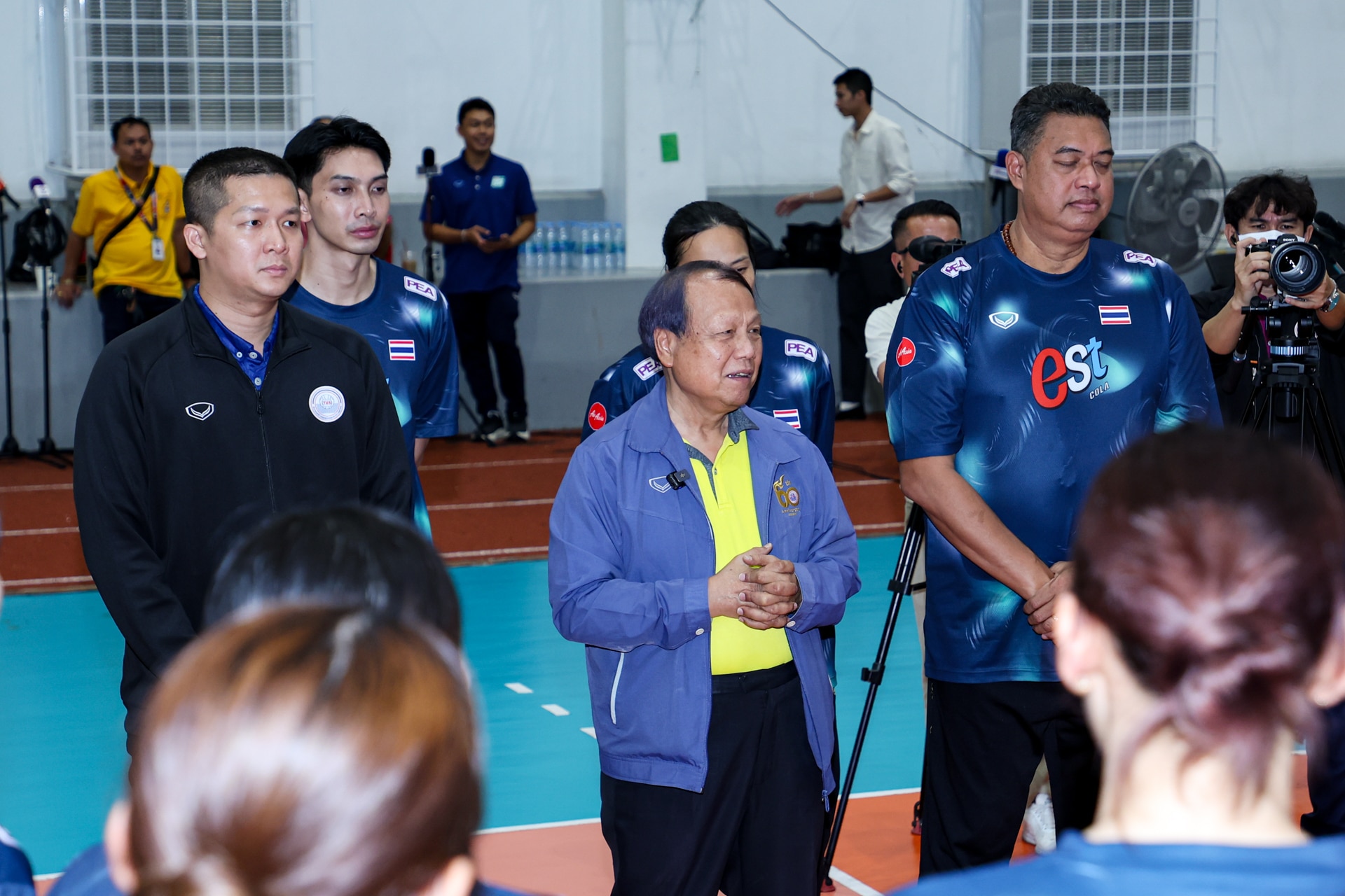 สมพร ใช้บางยาง ให้พรนักกีฬาวอลเลย์บอลหญิงทีมชาติไทย
