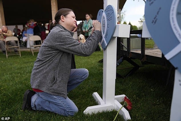 หญิงรัฐอิลลินอยส์ ชักเฉียบพลัน ขับรถพุ่งเข้าใส่ค่ายหลังเลิกเรียน เด็กเสียชีวิตทันที 4 ราย บาดเจ็บอีก 6 คน ตำรวจยังไม่ตั้งข้อหา