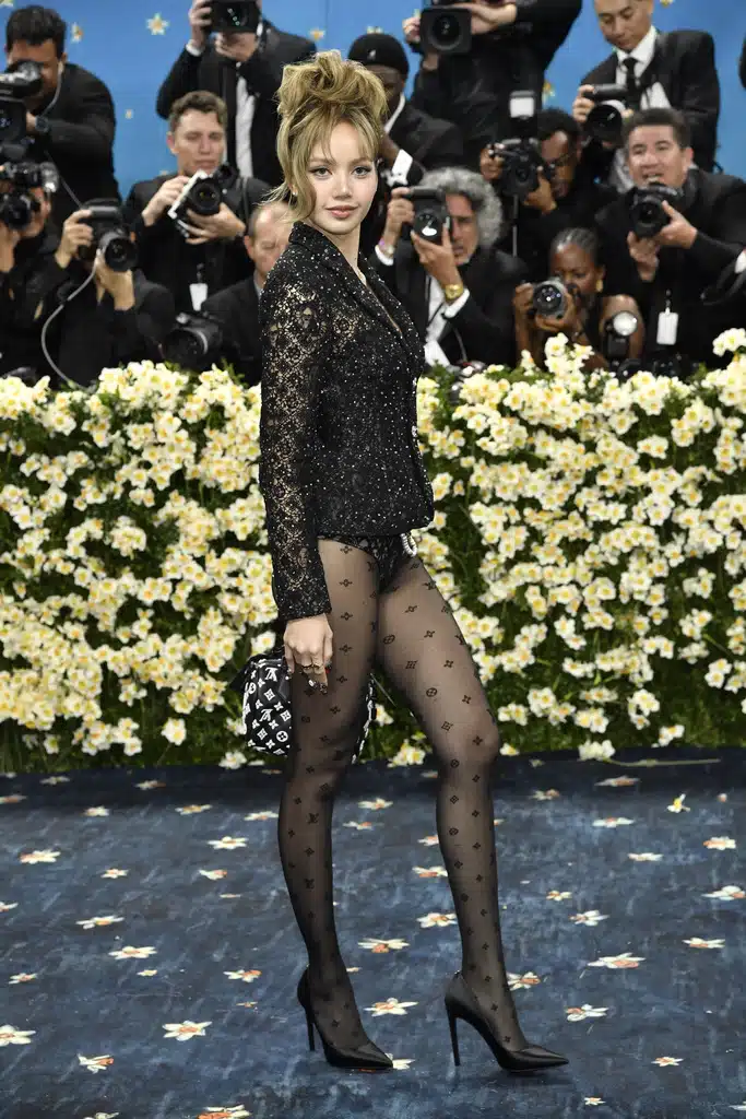 ลิซ่า เข้าร่วมงาน Met Gala 2025 ในธีม "Superfine: Tailoring Black Style" ณ พิพิธภัณฑ์ศิลปะเมโทรโพลิทัน นครนิวยอร์ก, 5 พฤษภาคม 2568 (ภาพ: Evan Agostini/Invision/AP)