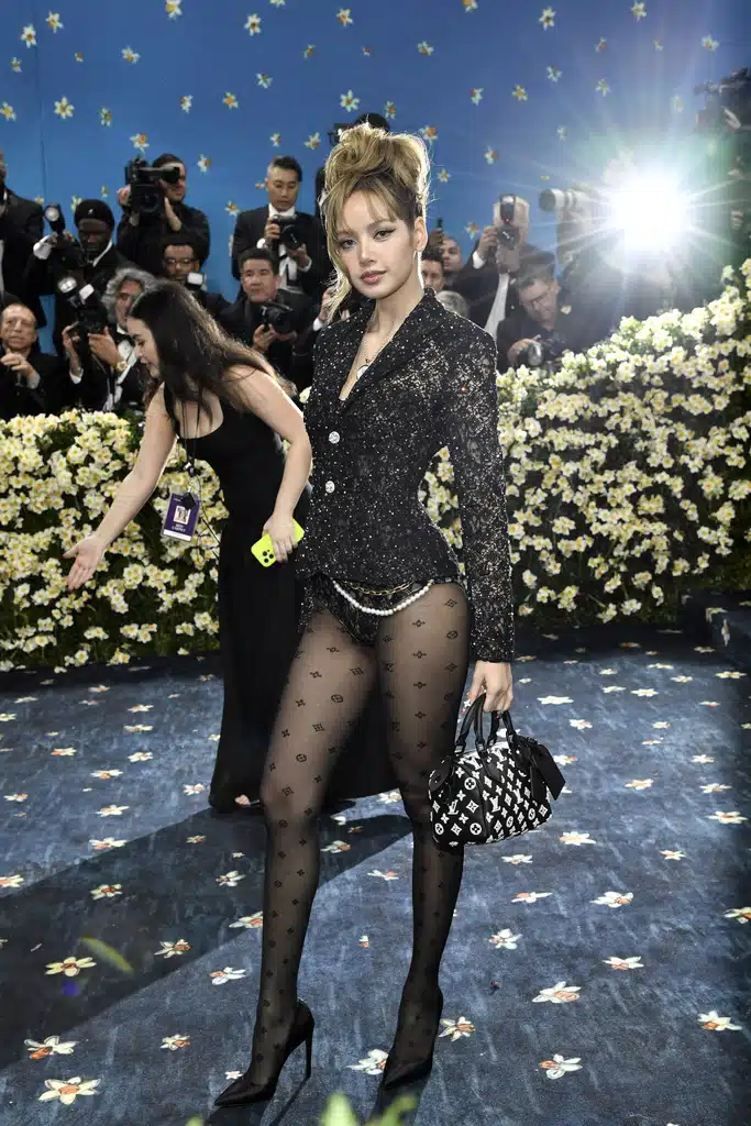 ลิซ่า เข้าร่วมงาน Met Gala 2025 ในธีม "Superfine: Tailoring Black Style" ณ พิพิธภัณฑ์ศิลปะเมโทรโพลิทัน นครนิวยอร์ก, 5 พฤษภาคม 2568 (ภาพ: Evan Agostini/Invision/AP)