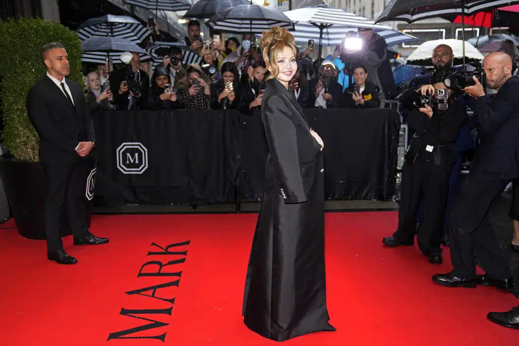 ลิซ่า ขณะเดินทางออกจากโรงแรม The Mark Hotel ก่อนเข้าร่วมงาน Met Gala 2025 ในธีม "Superfine: Tailoring Black Style" ณ นครนิวยอร์ก, 5 พฤษภาคม 2568 (ภาพ: Charles Sykes/Invision/AP)
