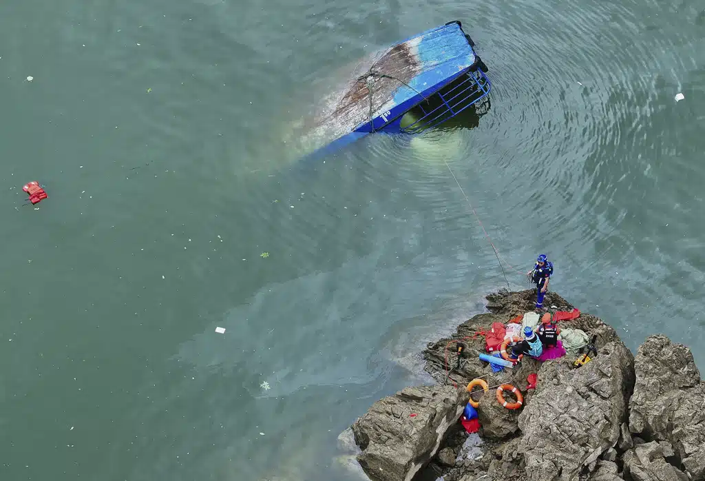 เจ้าหน้าที่กู้ภัยกำลังดำเนินการค้นหาและกู้ภัยเรือโดยสาร 1 ใน 2 ลำที่ล่มในเมืองเฉียนซี มณฑลกุ้ยโจว ทางตะวันตกเฉียงใต้ของจีน