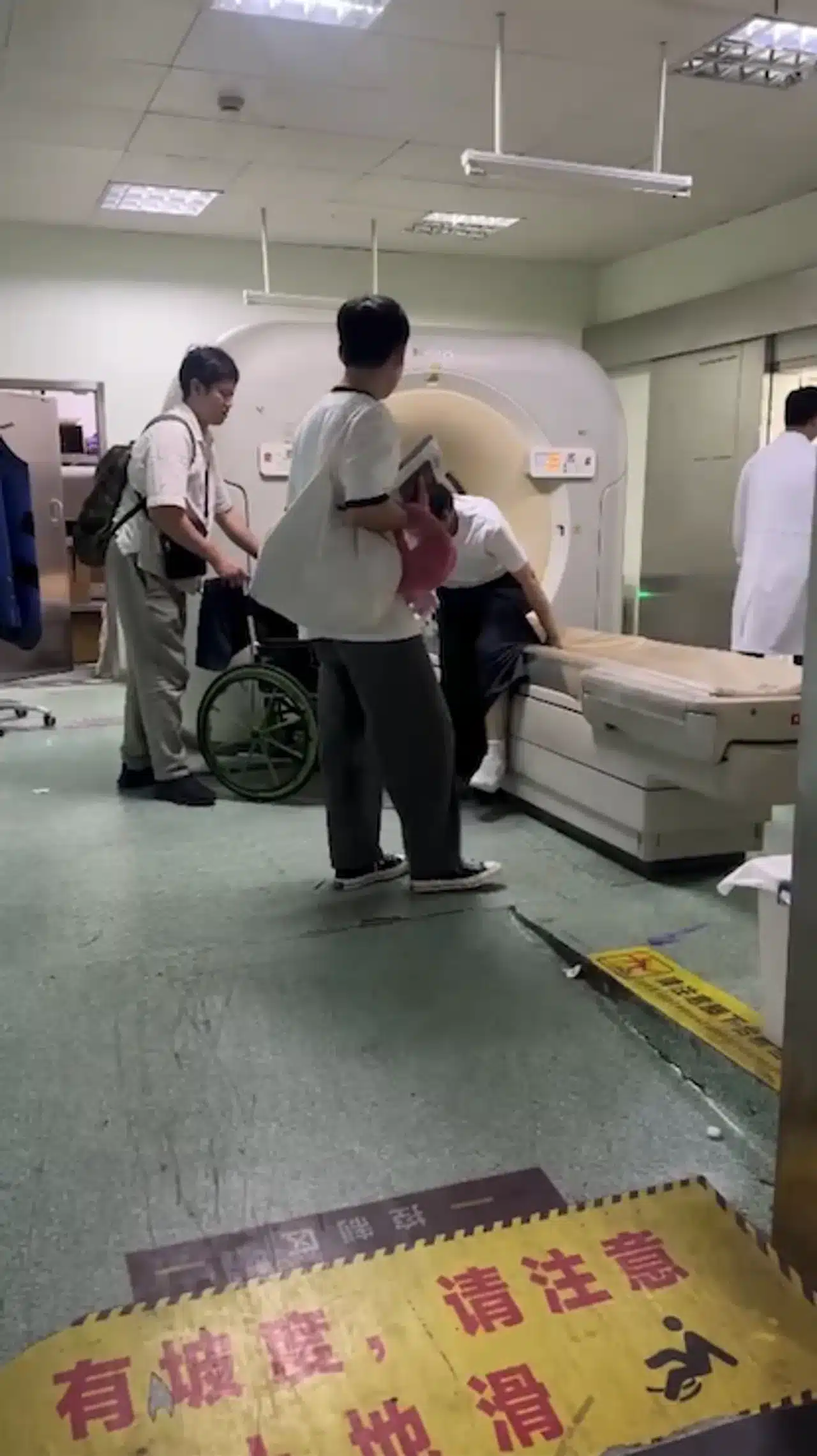 กระติ๊บ ชวัลกร ปวดไส้ติ่งเฉียบพลันกลางดึกที่จีน