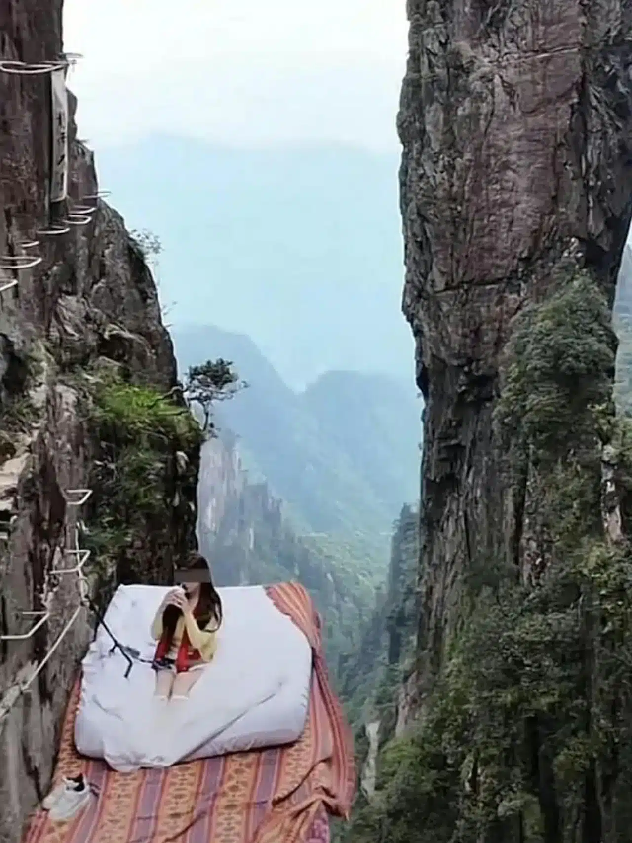 จีนเปิดตัว 'เตียงนอนลอยฟ้าริมหน้าผา 1,600 เมตร' มณฑลหูหนาน ขอคนใจกล้าไม่กลัวตาย