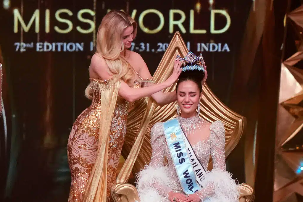 คริสติน่า พิซโควา แห่งสาธารณรัฐเช็ก มอบมงกุฎให้แก่โอปอล สุชาตา แห่งประเทศไทย ผู้ที่คว้าชัยชนะในการประกวดมิสเวิลด์ครั้งที่ 72 ที่เมืองไฮเดอราบาด ประเทศอินเดีย เมื่อวันเสาร์ที่ 31 พฤษภาคม 2568