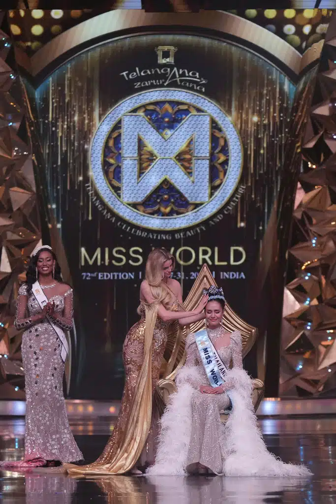 คริสติน่า พิซโควา แห่งสาธารณรัฐเช็ก มอบมงกุฎให้แก่โอปอล สุชาตา แห่งประเทศไทย ผู้ที่คว้าชัยชนะในการประกวดมิสเวิลด์ครั้งที่ 72 ที่เมืองไฮเดอราบาด ประเทศอินเดีย เมื่อวันเสาร์ที่ 31 พฤษภาคม 2568