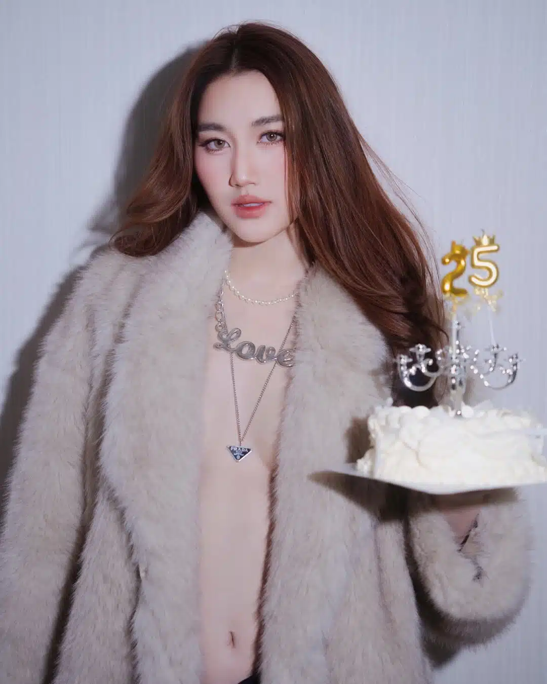 เบสท์ คำสิงห์ปล่อยเซตภาพฉลองวันเกิด