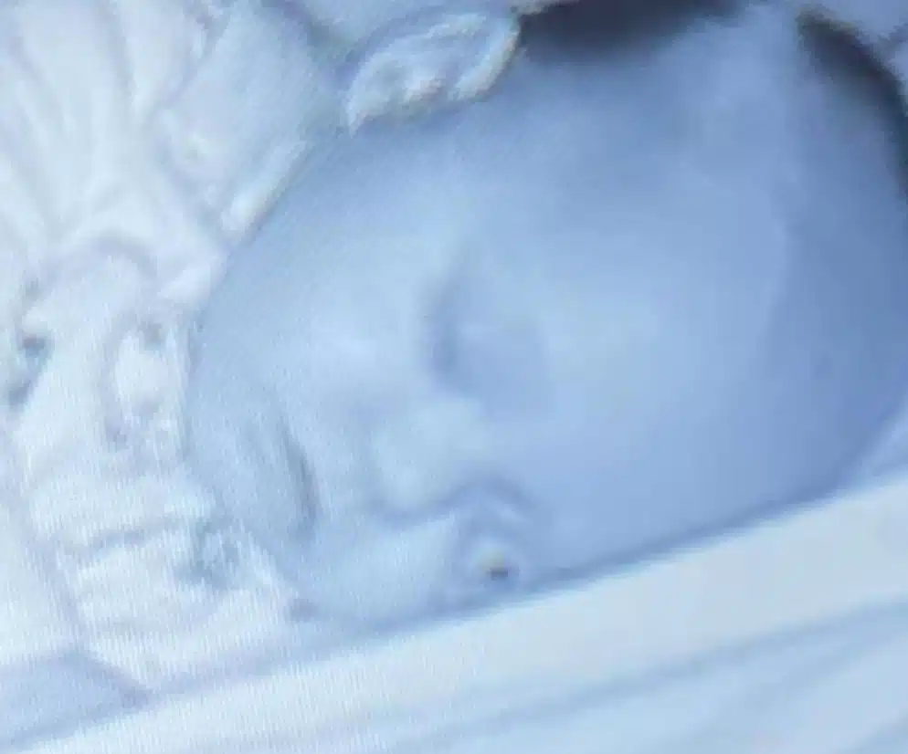 แม่โพสต์ภาพลูกคิดว่าตาหลุดที่แท้คือจุกนมหลอก