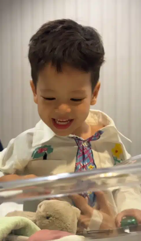 ไซอัลบลู ดูหน้าน้องสาว
