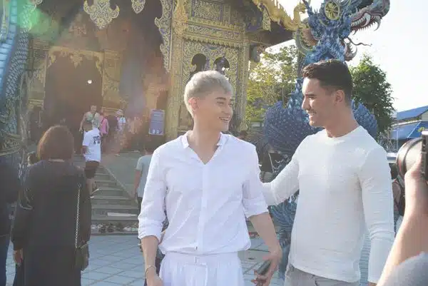 ดาราชายหนังฮ่องกง เรื่อง Who's Watching Us (誰在看著我們) แก้ผ้าถ่ายฉากปล่อยโคมลอยในไทย เจอแจ้งตำรวจจับ 