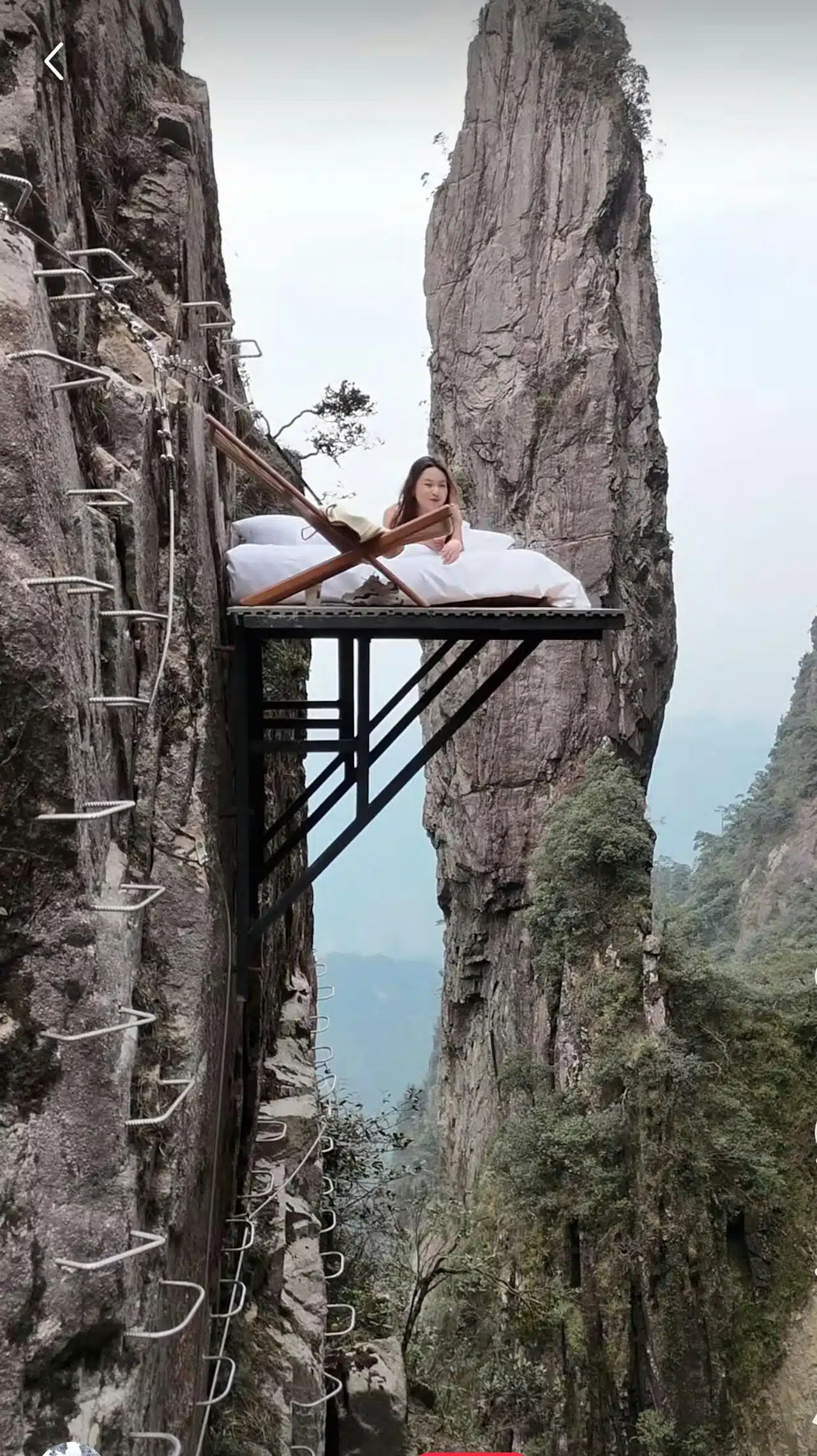 จีนเปิดตัว 'เตียงนอนลอยฟ้าริมหน้าผา 1,600 เมตร' มณฑลหูหนาน ขอคนใจกล้าไม่กลัวตาย