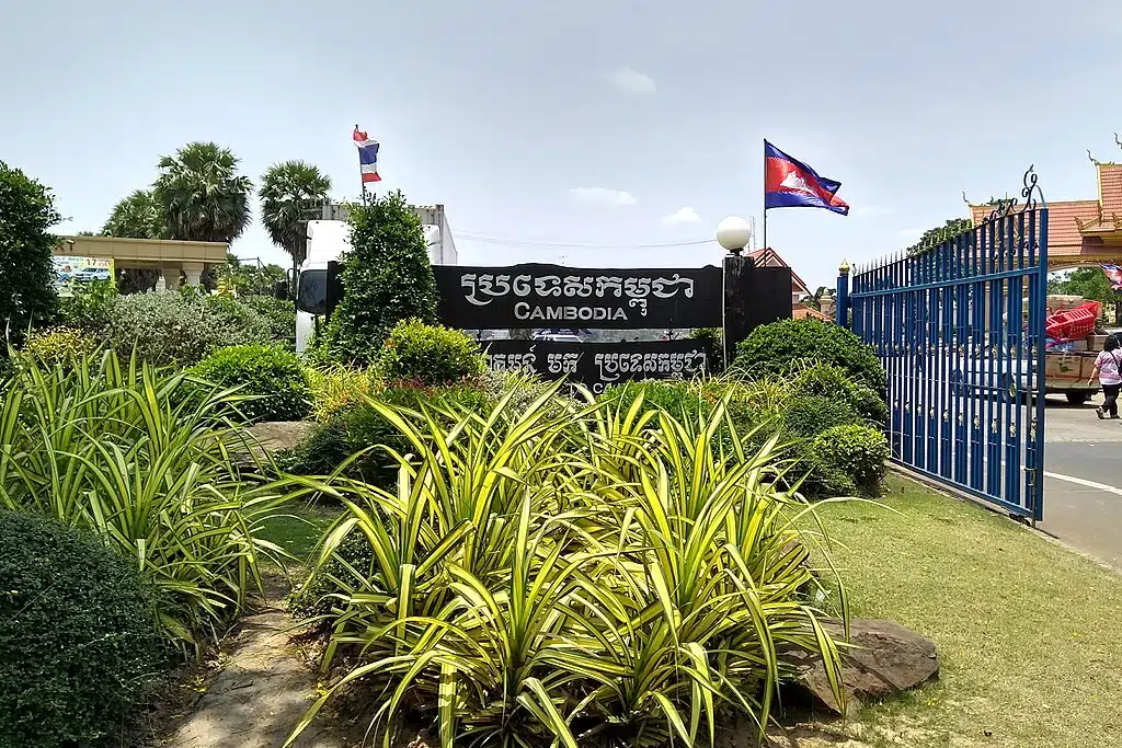 ป้ายบอกอาณาเขตประเทศกัมพูชาบริเวณจุดผ่านแดนถาวรช่องจอม จังหวัดสุรินทร์