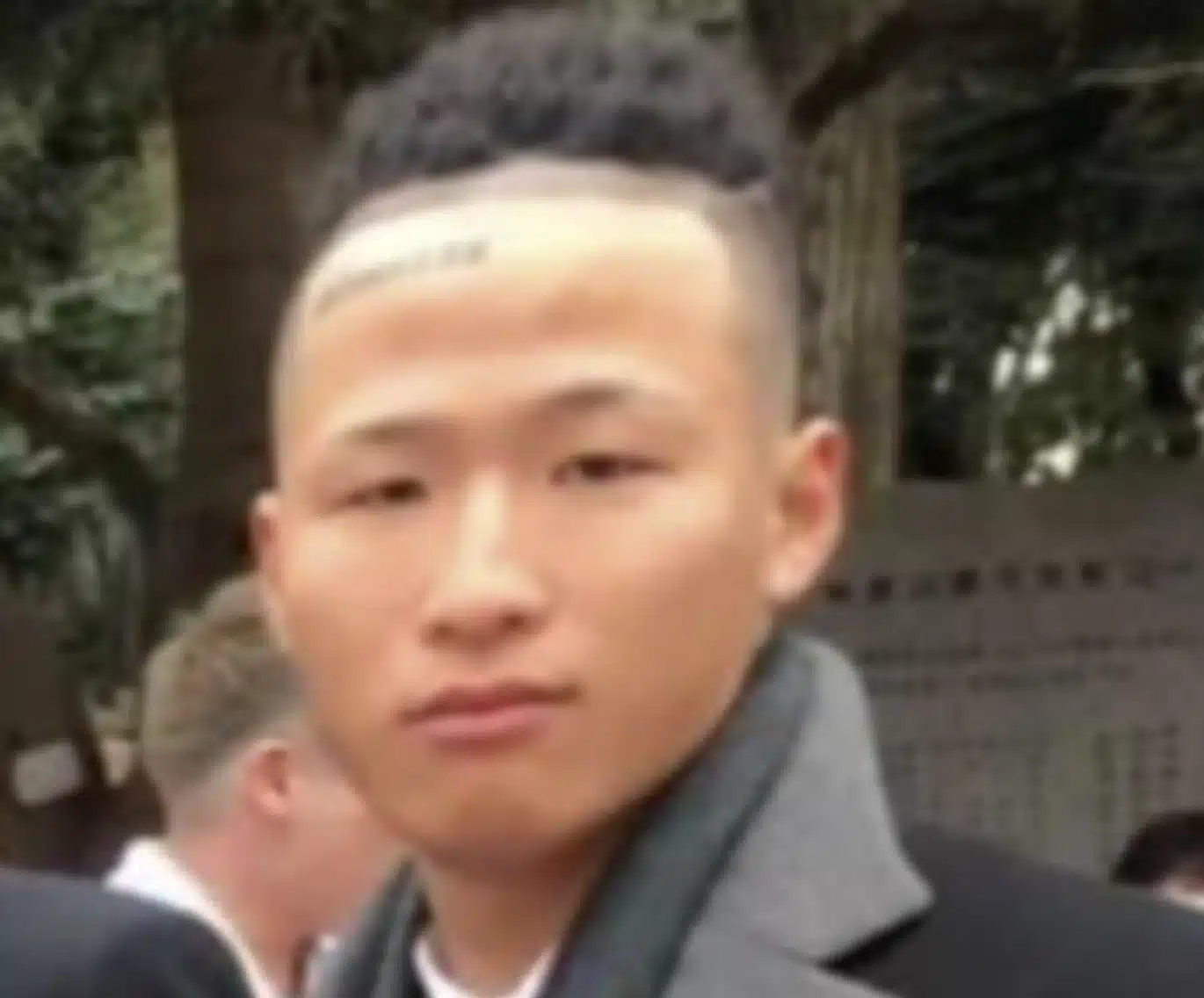 โอคาซากิ เท็ตสึยะ (Okazaki Tetsuya) บิดาของผู้เสียชีวิต ได้เดินทางไปยังสถานีตำรวจ ทวงความยุติธรรม