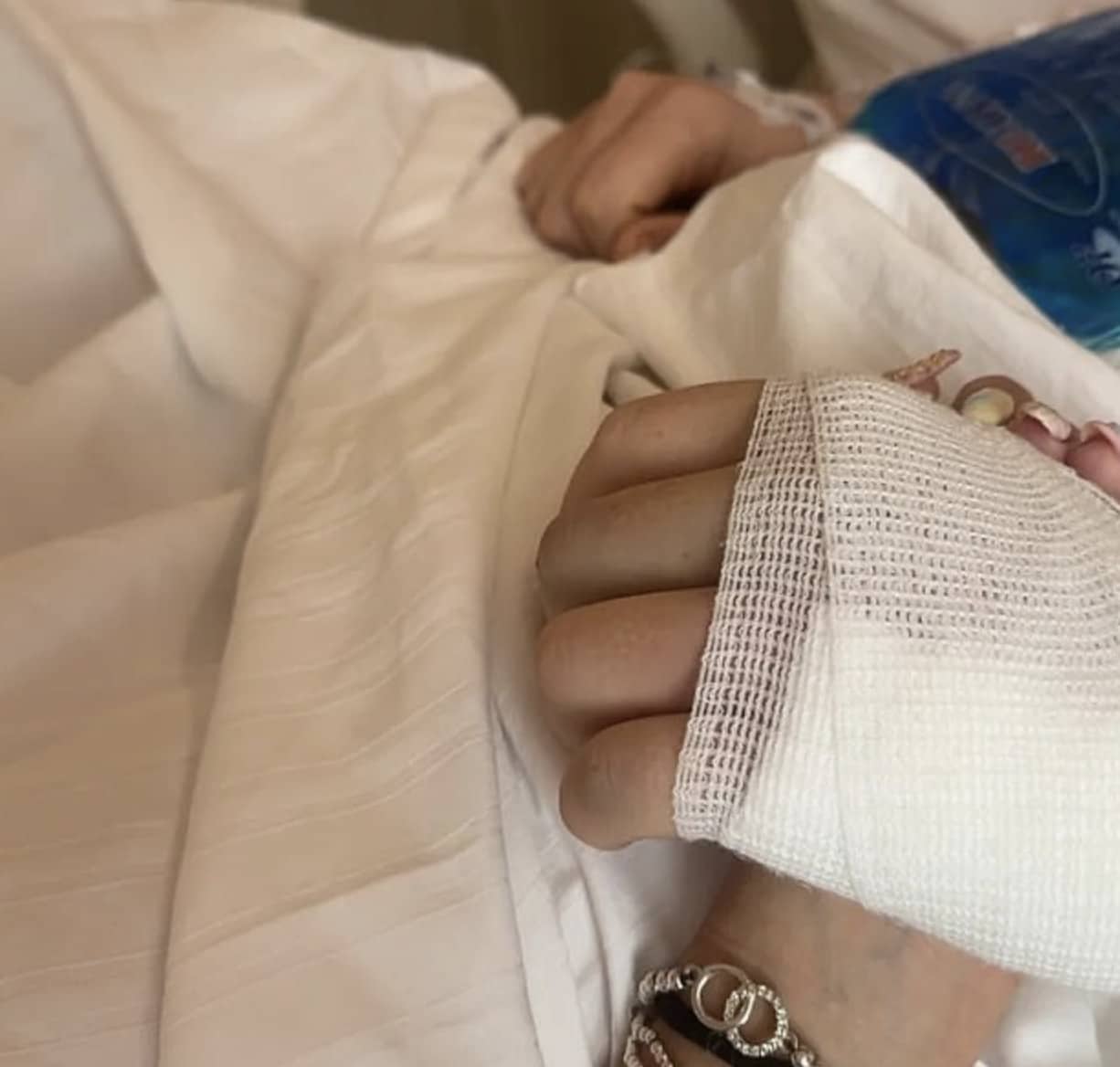 สื่อนอกตีข่าว นทท.อังกฤษ พลัดตกน้ำตกเกาะสมุย กะโหลกแหลกสาหัส ค่ารักษาพุ่ง 4.5 ล้าน วอนพากลับบ้าน