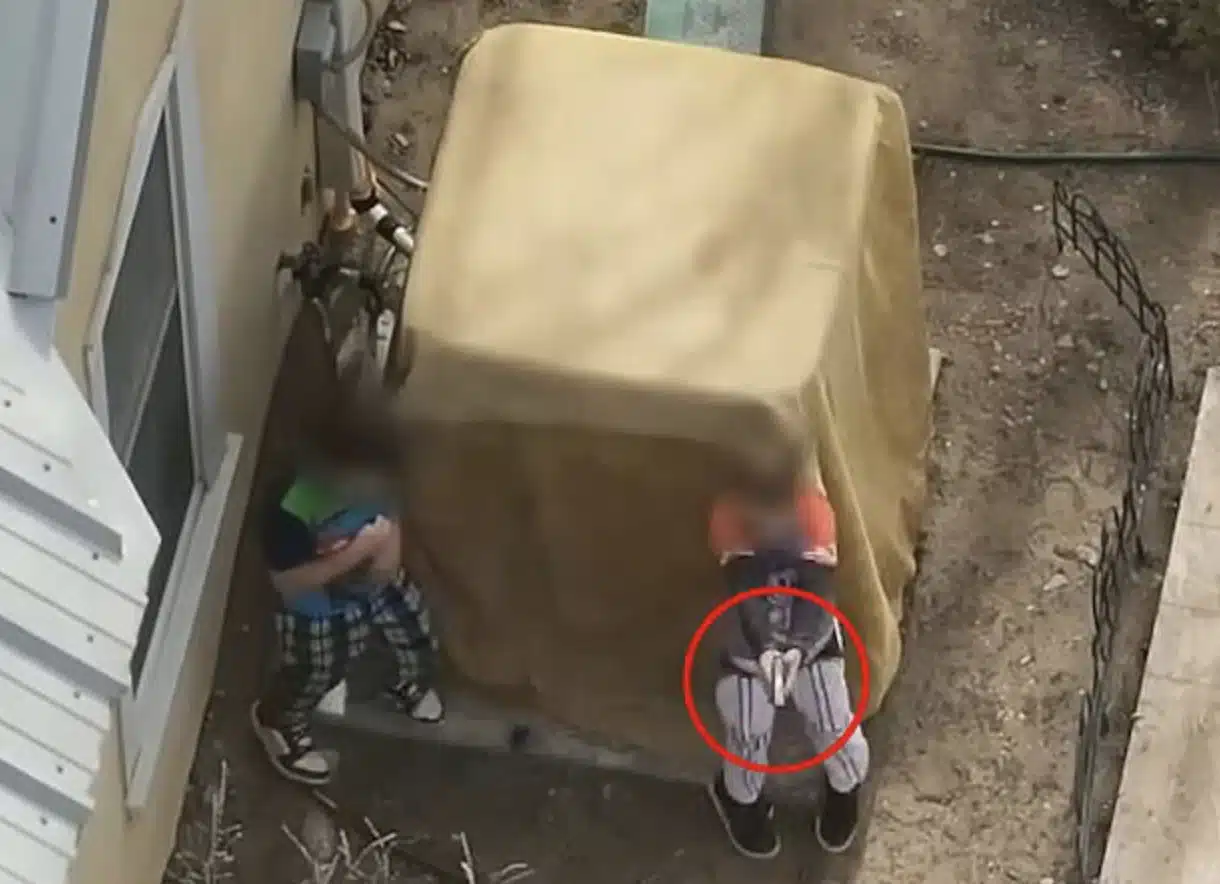 ช็อก ตำรวจเมกา ยิงใส่เด็กชาย 7 กับ 9 ขวบ หลังเล่นปืนจริง อึ้ง พ่อแม่ถูกแจ้งความ 50 ครั้ง