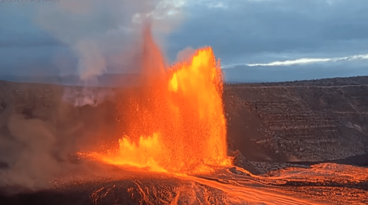คลิปสะพรึง คีเลาเวอา ภูเขาไฟฮาวายปะทุ ลาวาพุ่ง 300 เมตร ฉาบจนสว่างทั่วท้องฟ้า