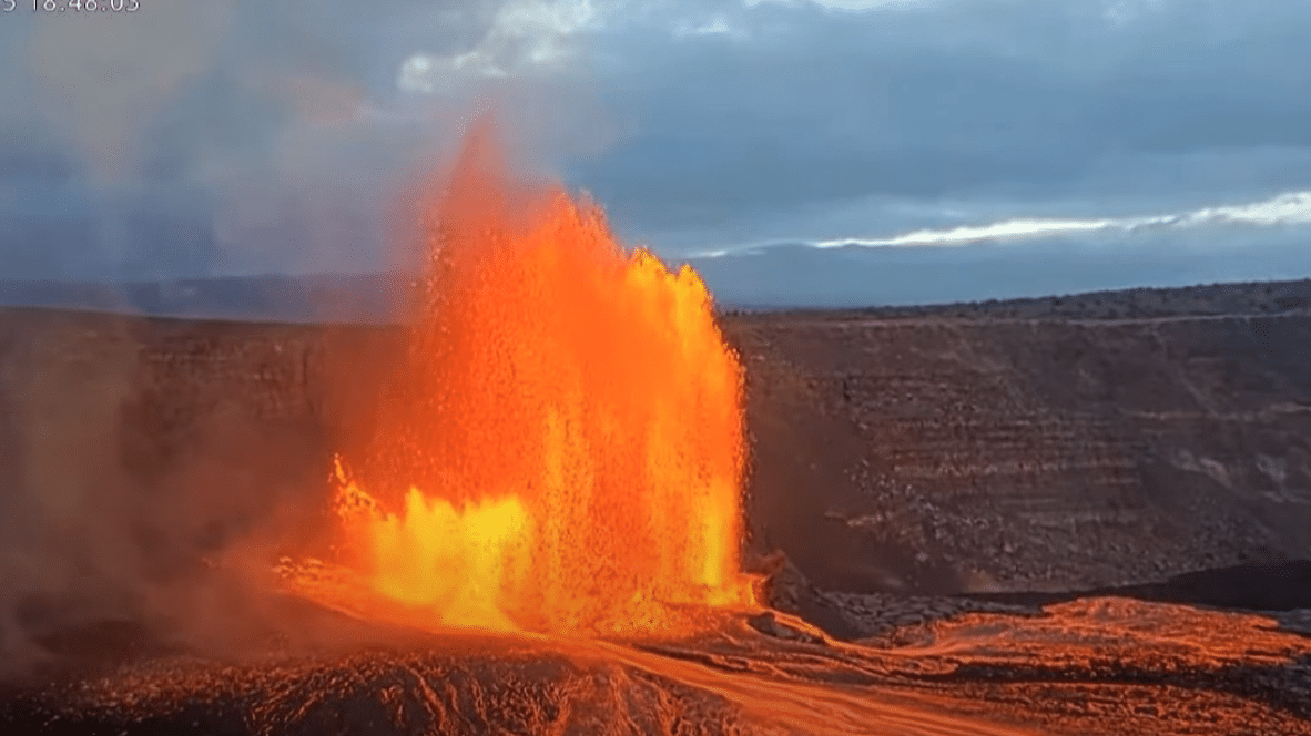 คลิปสะพรึง คีเลาเวอา ภูเขาไฟฮาวายปะทุ ลาวาพุ่ง 300 เมตร ฉาบจนสว่างทั่วท้องฟ้า