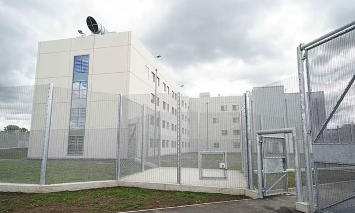 จากนักโทษคดีเล็กน้อย สู่ฆาตกรโหด วัยรุ่นอังกฤษ อายุ 17 ปี ฆ่าเพื่อนนักโทษในเรือนจำสุดหรู หลังติดคุกเพียง 4 เดือน