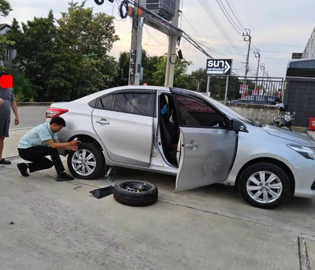 หนุ่มพนักงานเซเว่น ช่วยเปลี่ยนล้อรถ