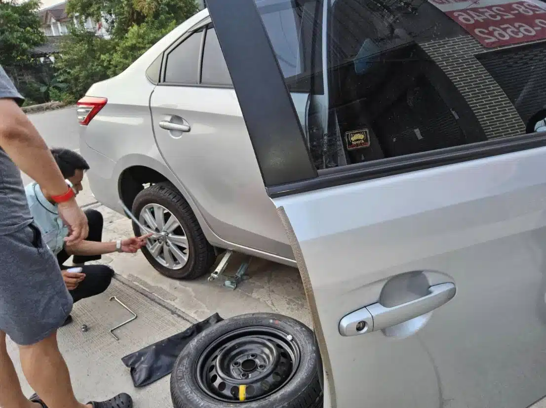 โซเชียลชื่นชม พนง.เซเว่น มีน้ำใจ ช่วยเปลี่ยนยางรถ