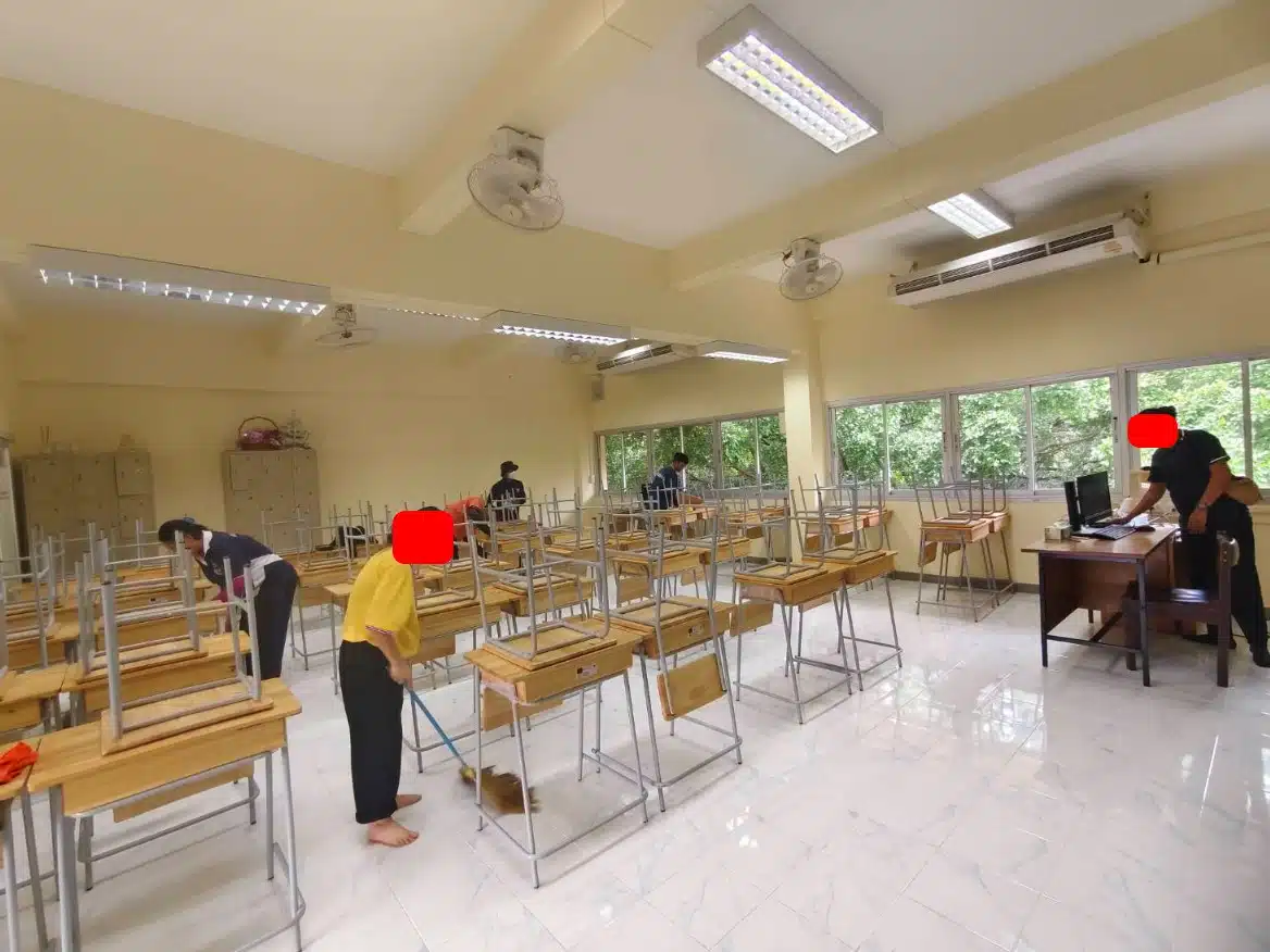 โรงเรียนราชวินิตบางแก้ว ทำความสะอาดห้องเรียน