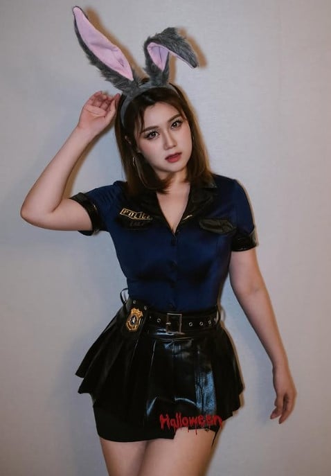 ไป่หยุ่น คอสเพลย์เป็นตำรวจฮาโลวีน