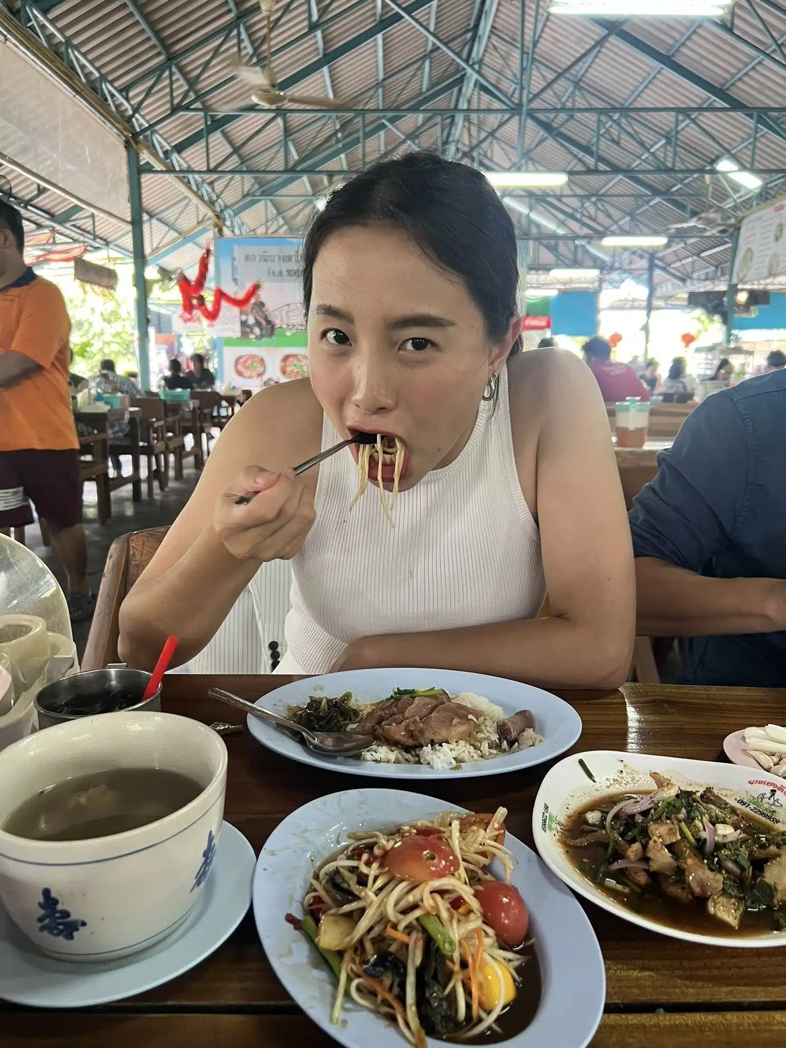ไอซ์ รักชนก กินส้มตำ