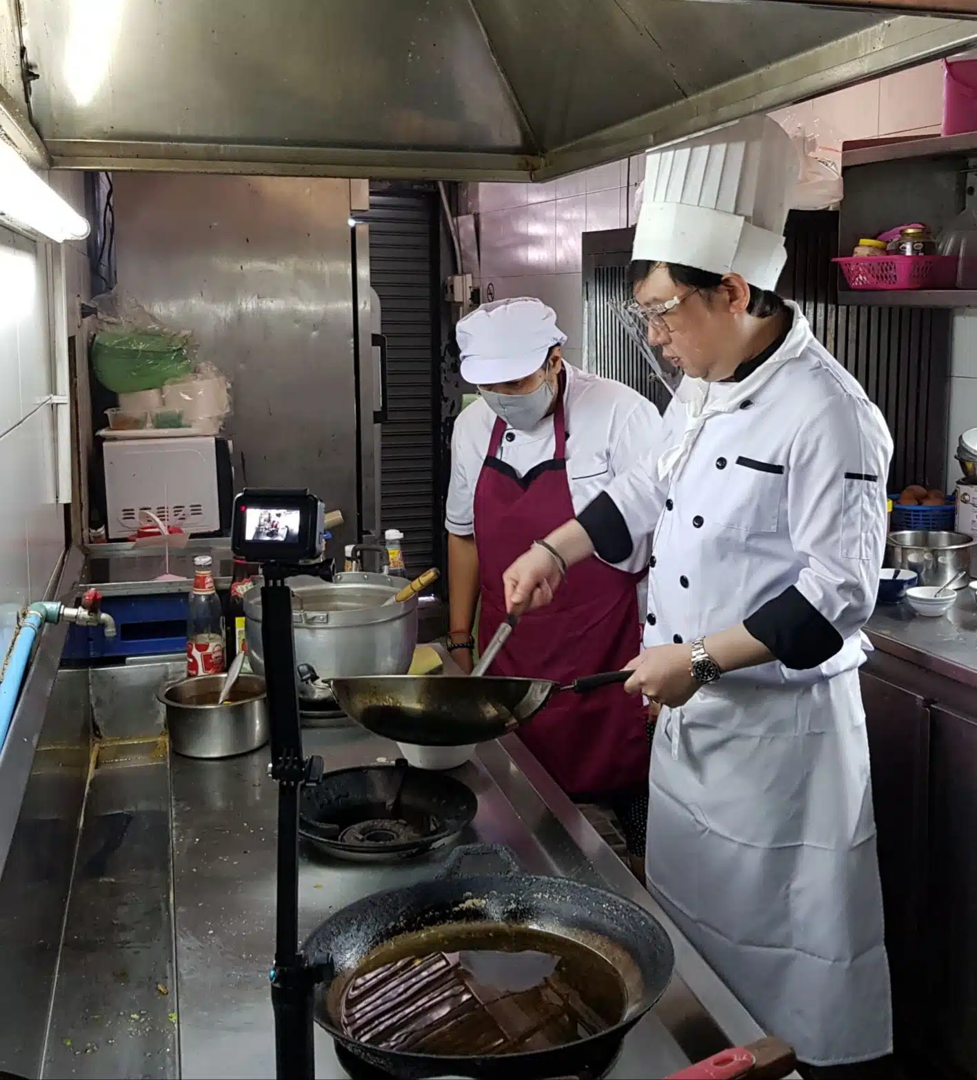 คุณพจน์ เจ้าของร้านไหมไทย ราชบุรี