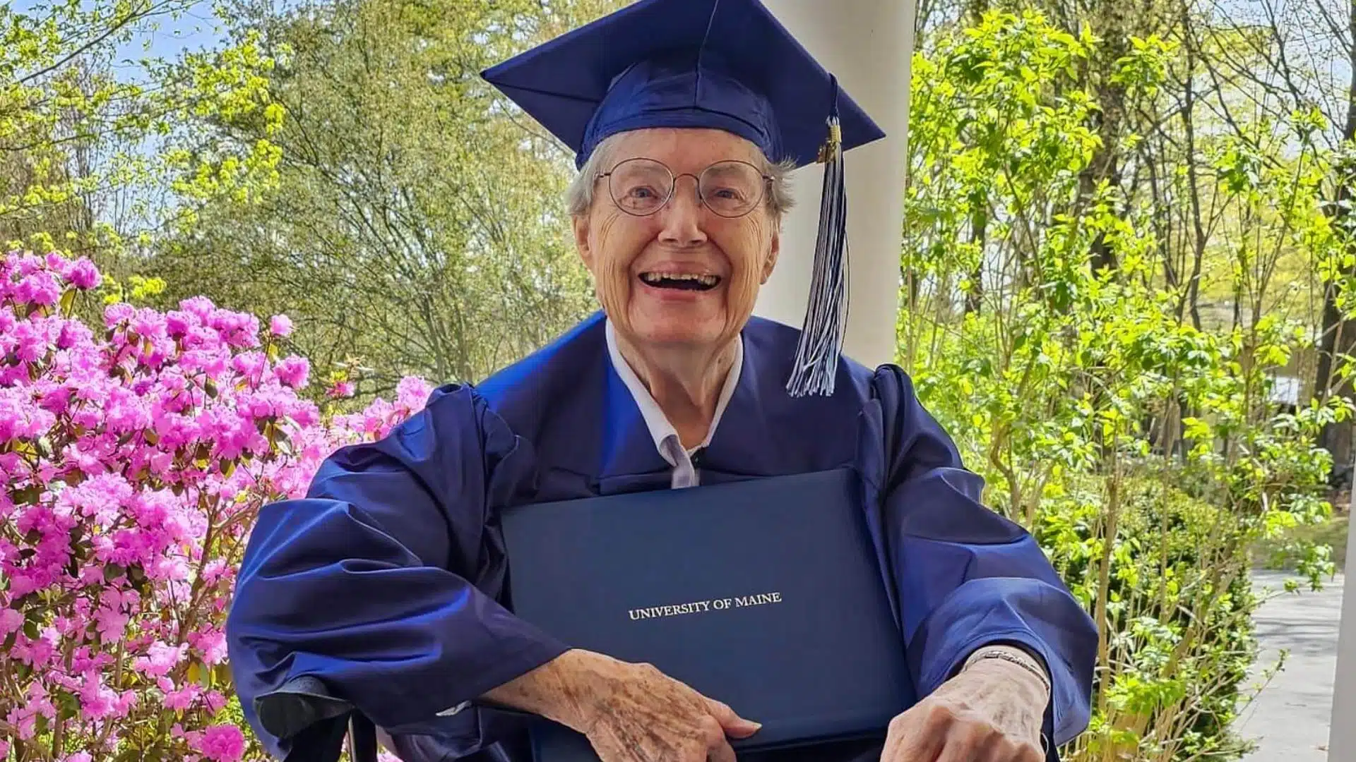 คุณยายวัย 88 ปีคว้าปริญญาสำเร็จ หลังหลังถูกห้ามจบเมื่อ 60 ปีก่อน