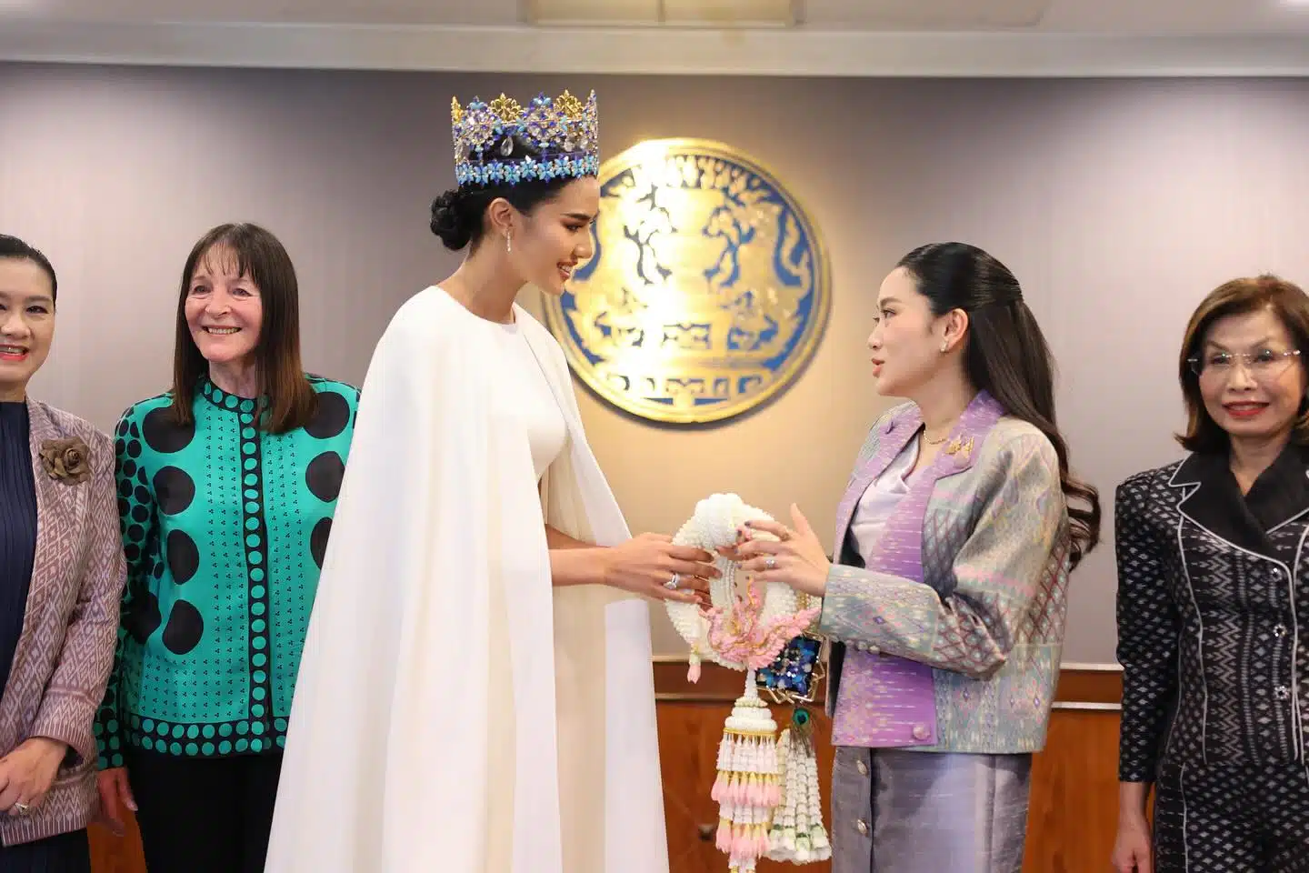 “โอปอล สุชาตา” Miss World 2025 เข้าพบนายกรัฐมนตรี แพทองธาร มอบพวงมาลัยดอกไม้