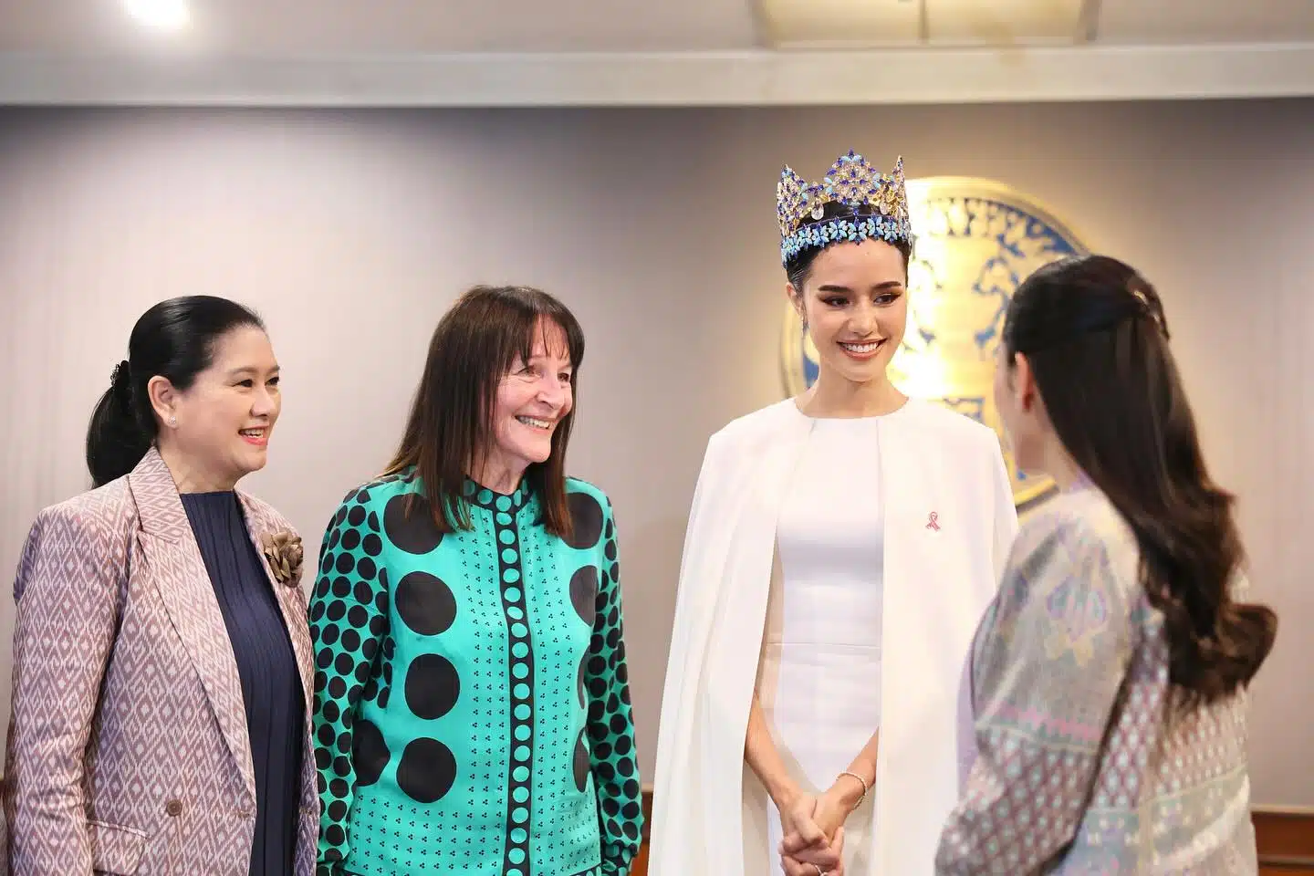“โอปอล สุชาตา” Miss World 2025 เข้าพบนายกรัฐมนตรี แพทองธาร มีจูเลีย กับแม่ปุ้ยมาด้วย
