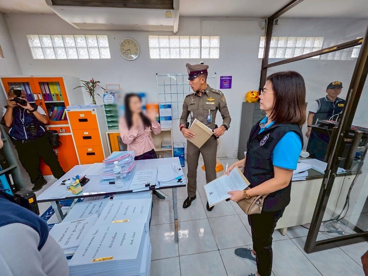 บุกค้น 14 จุด ทลายเครือข่ายโกง VAT แอบอ้างซื้อขายสินค้า ทำรัฐเสียหายกว่า 1,000 ล้านบาท