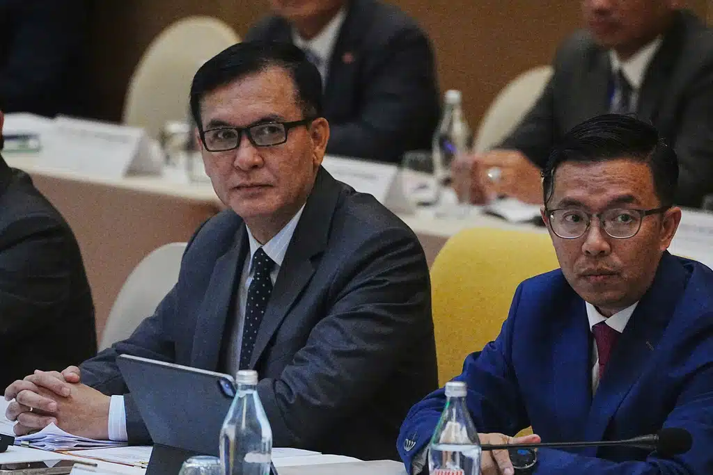 นายลัม เจีย รัฐมนตรีกระทรวงกิจการชายแดนกัมพูชา (ซ้าย) เข้าร่วมการประชุมคณะกรรมาธิการร่วมกัมพูชา-ไทยว่าด้วยการกำหนดเขตแดนทางบกครั้งที่ 6 ในกรุงพนมเปญ ประเทศกัมพูชา วันเสาร์ที่ 14 มิถุนายน 2568 (ภาพเอพี/เฮง ซินิธ)