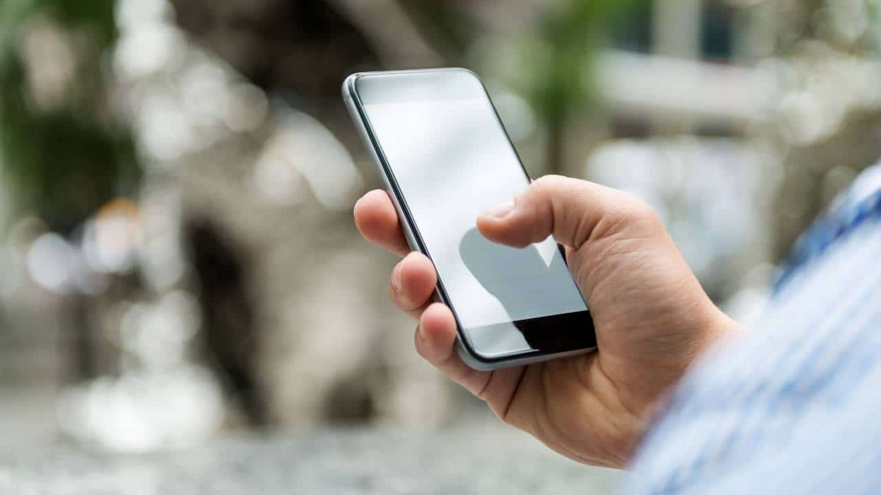 สามีและหนุ่มปริศนาส่งอีเมลให้กำลังเรื่องการทำงานนาน 10 ปี