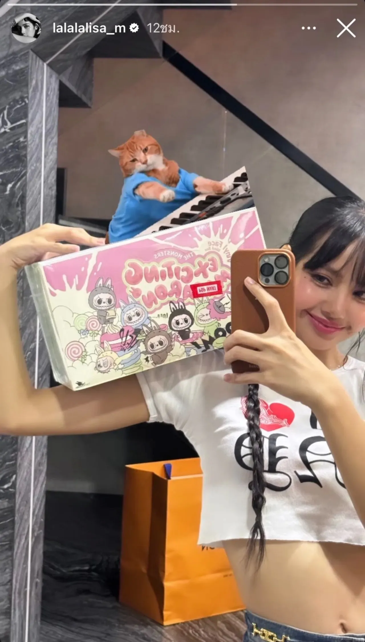 ลิซ่าถ่ายรูปกับลาบูบู้