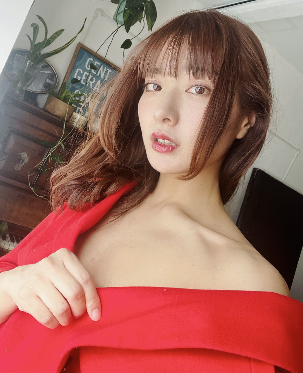 จุน มิซึคาวะ ในชุดสีแดง