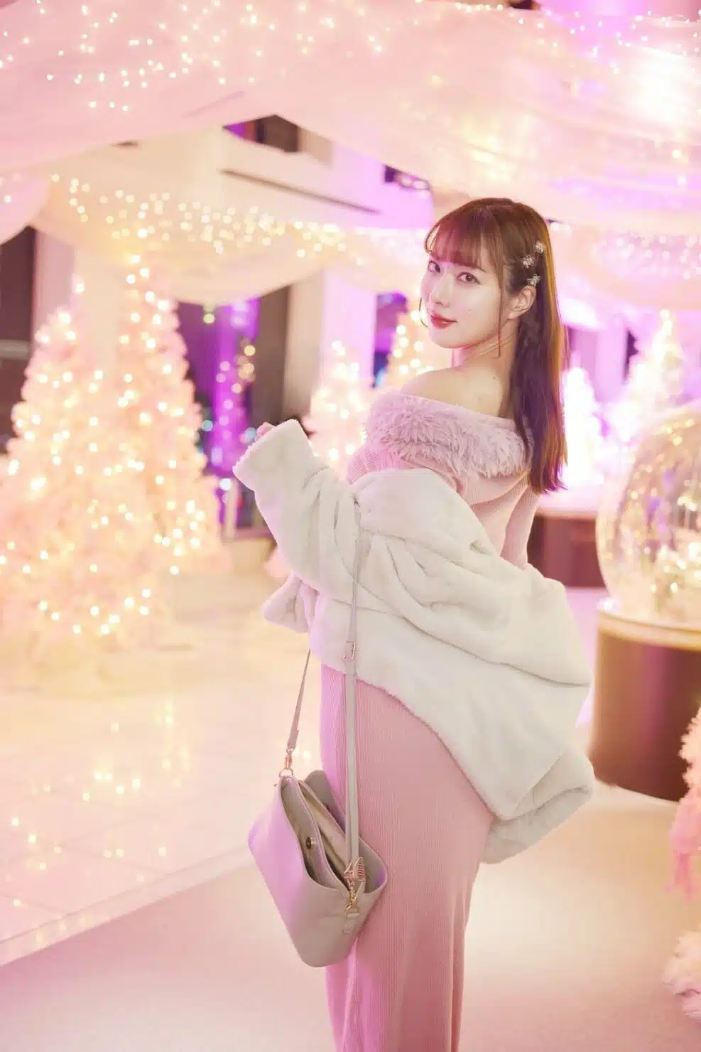 จุน มิซึคาวะ ในชุดเดรสสีชมพู