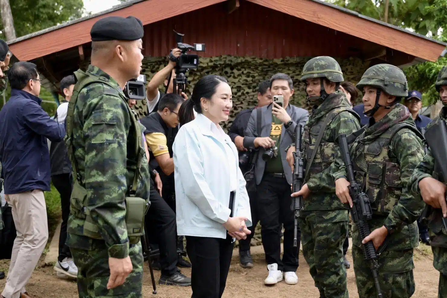 นายกรัฐมนตรีพบปะกำลังพลกองกำลังสุรนารีและมอบสิ่งของบำรุงขวัญ ณ ฐานปฏิบัติการมรกต อ.น้ำยืน จ.อุบลราชธานี วันที่ 20 มิถุนายน 2568