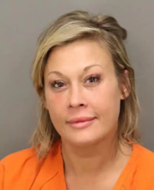Jacqueline ถูกตั้งข้อหาก่อความไม่สงบ และได้รับการปล่อยตัวแล้ว (เรือนจำ Pinellas County)