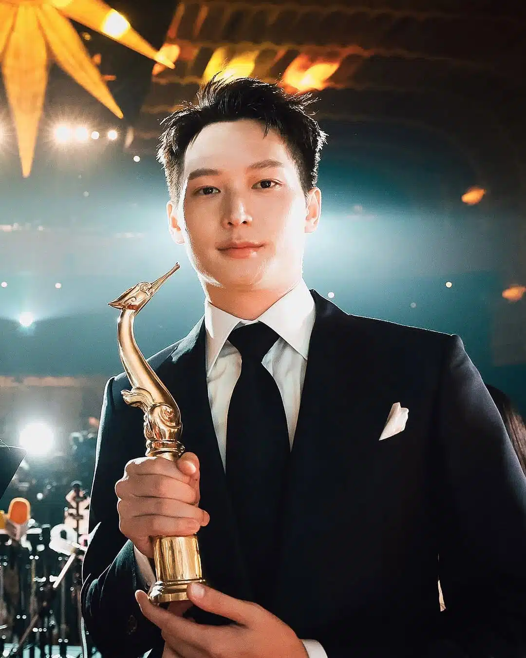 ไอซ์ซึ ณัฐรัตน์ นพรัตยาภรณ์ ได้รับรางวัลสุพรรณหงส์